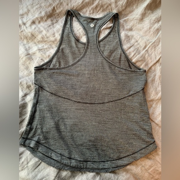 Lululemon race back tank top, size 4 - Picture 2 of 2